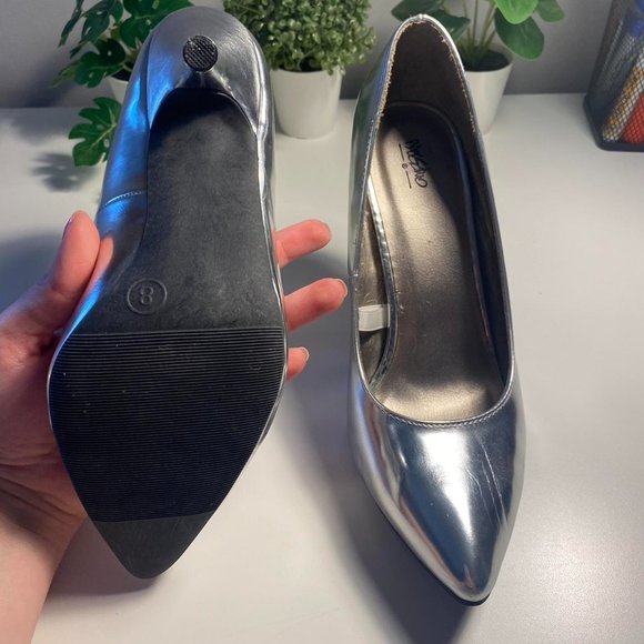 Super trendy silver pointed toe heel !!! - Picture 3 of 3